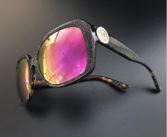 Kiralee dreamed up her own glamorous sunnies, complete with a glitter filled clear top coat and vibrant mirror coated lenses.